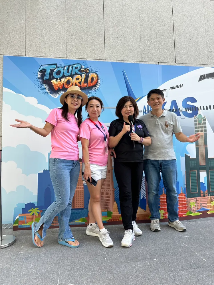 在高雄美國學校家長會總會長蔡珮吟 （左二）帶領下，將學校打造成國際航空站。