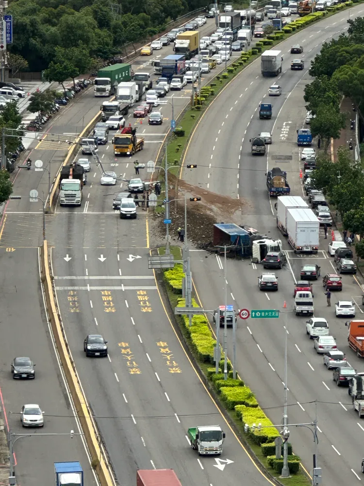 台中沙鹿向上路六段發生砂石車翻覆。翻攝畫面