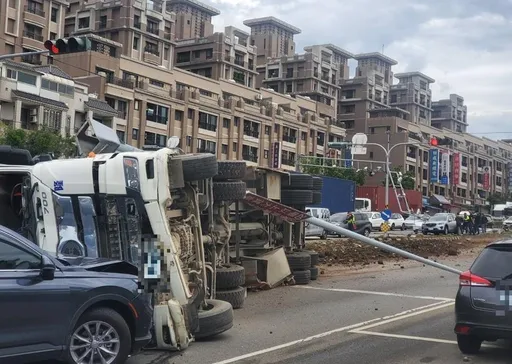 台中沙鹿砂石車翻覆衝對向車道!撞斷電桿殃4車 4人送醫傷勢曝