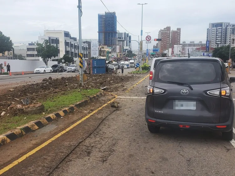 翻覆現場十分狼藉。翻攝「行車紀錄器分享-記者爆料網」