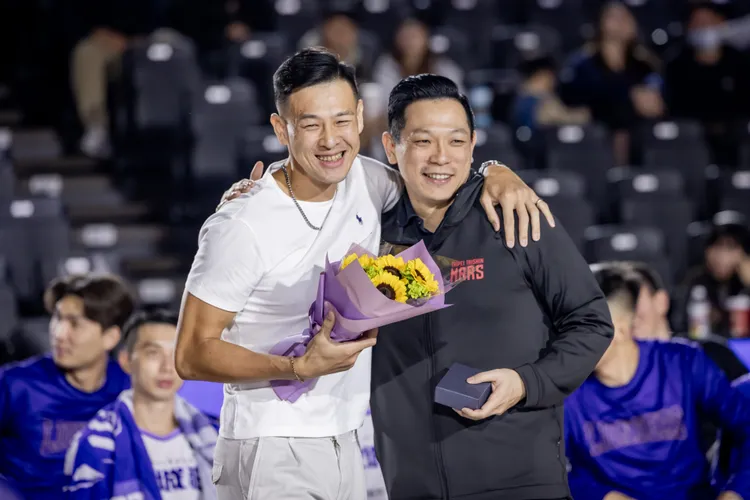 臺北台新戰神總教練許皓程（右）致贈「紫色哨子」 祝福宋宇軒（左）。攻城獅提供