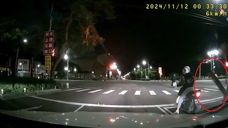 女駕駛停等紅燈被人持球棒攔車。翻攝Threads