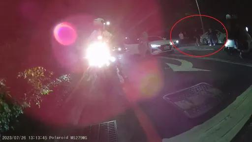 「台中猴」持球棒路上尋仇攔錯車 女駕駛嚇壞!警方要查