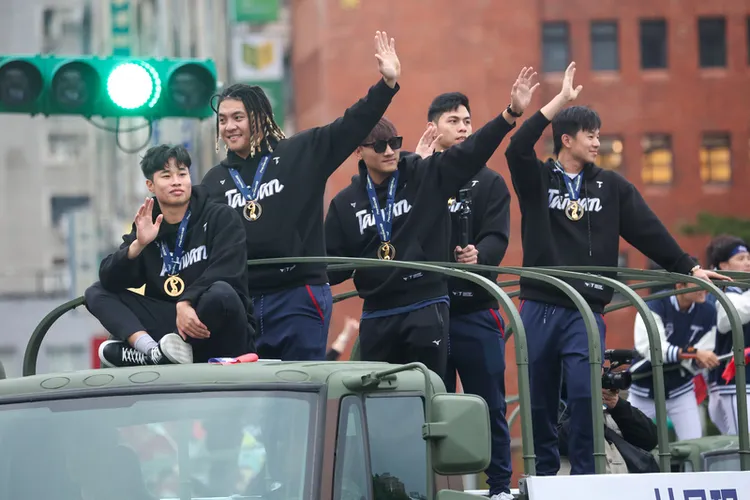 林昱珉(左一)是中華隊參加12強賽中最年輕球員。中央社