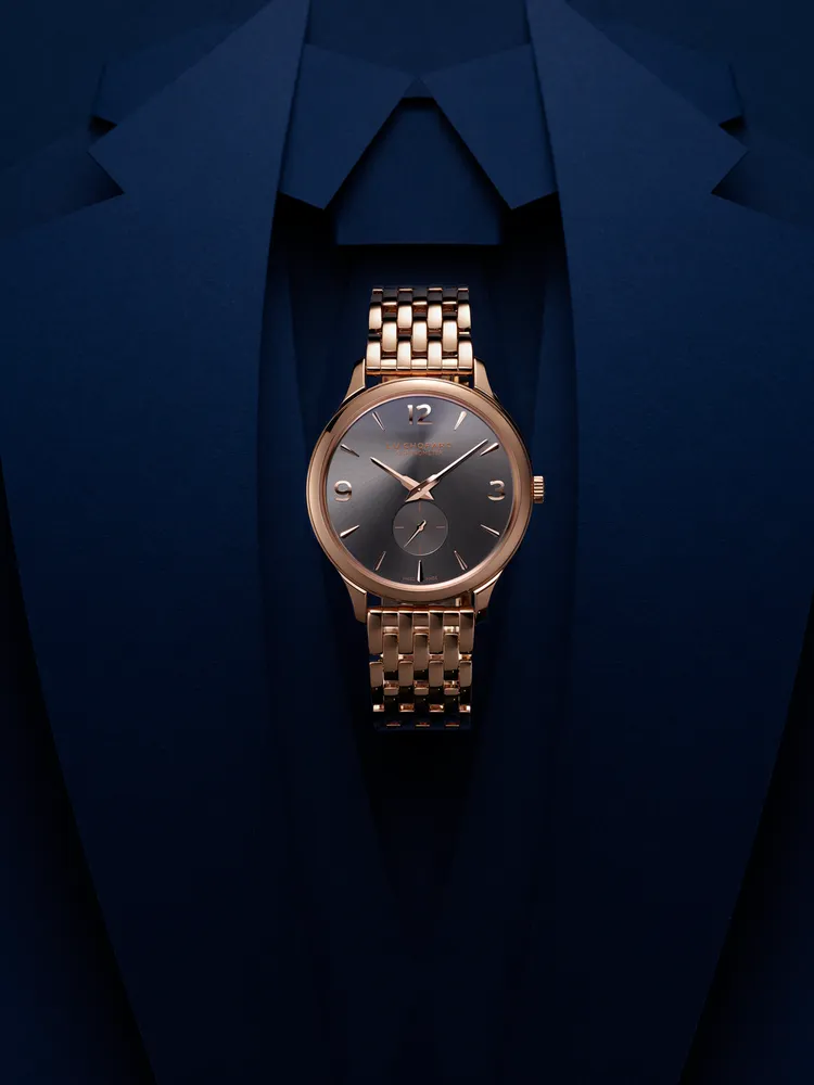 蕭邦L.U.C XPS腕錶，40mm，符合倫理道德標準的18K玫瑰金錶殼，銀色或灰色釕錶盤，符合倫理道德標準18K玫瑰金錶鍊，L.U.C 96.12-L型自動上鍊機芯，動力儲存65小時，防水深度30米，134萬1000元。品牌提供