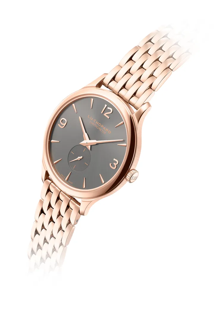 蕭邦L.U.C XPS腕錶，40mm，符合倫理道德標準的18K玫瑰金錶殼，銀色或灰色釕錶盤，符合倫理道德標準18K玫瑰金錶鍊，L.U.C 96.12-L型自動上鍊機芯，動力儲存65小時，防水深度30米，134萬1000元。品牌提供