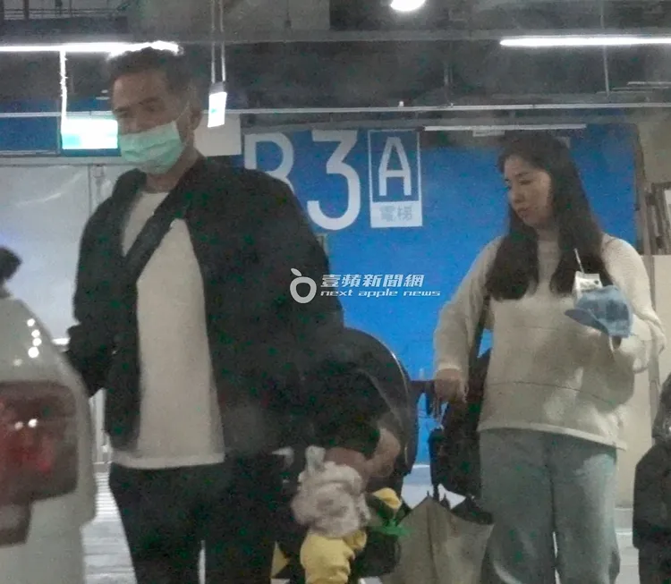 馬國賢夫妻倆分工合作走往停車場。特勤中心攝