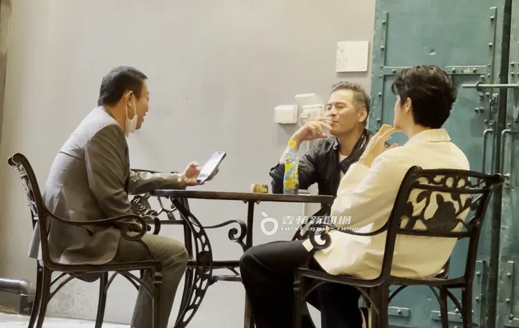 記者會休息時間，馬國賢（中）與梁正群（右）到戶外抽菸放鬆。特勤中心攝
《壹蘋》提醒您，吸菸有害身體健康