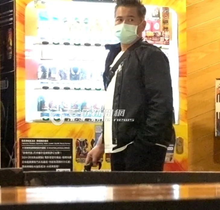 馬國賢走到三創地下一樓，四處查看尋找空位。特勤中心攝