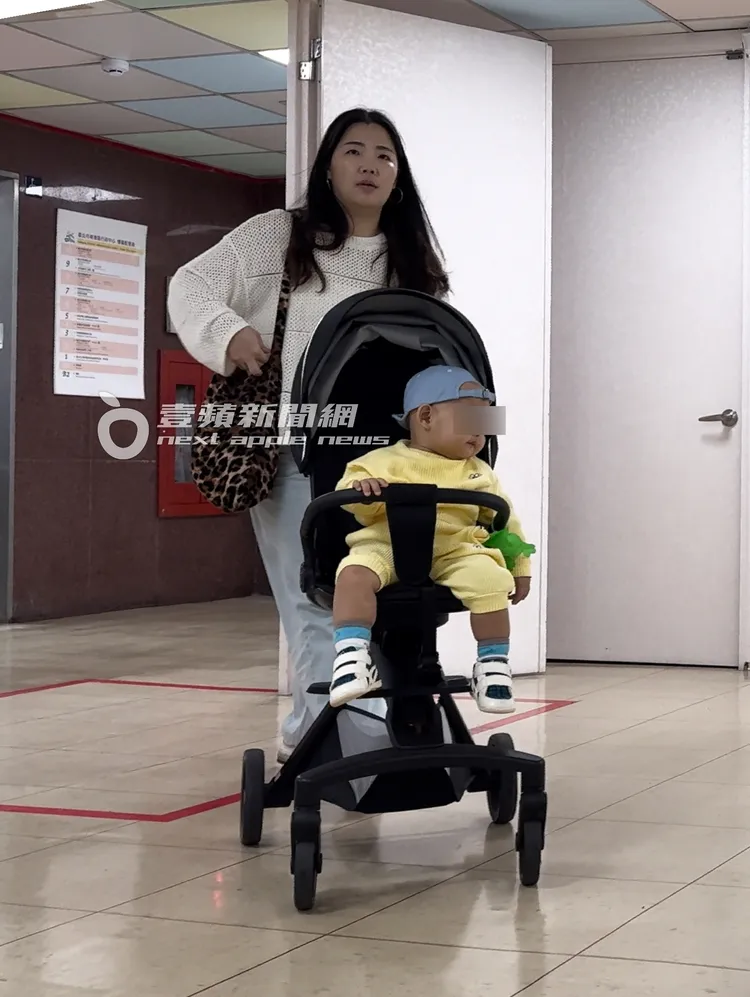 馬國賢老婆帶兒子到醫院準備打預防針。特勤中心攝