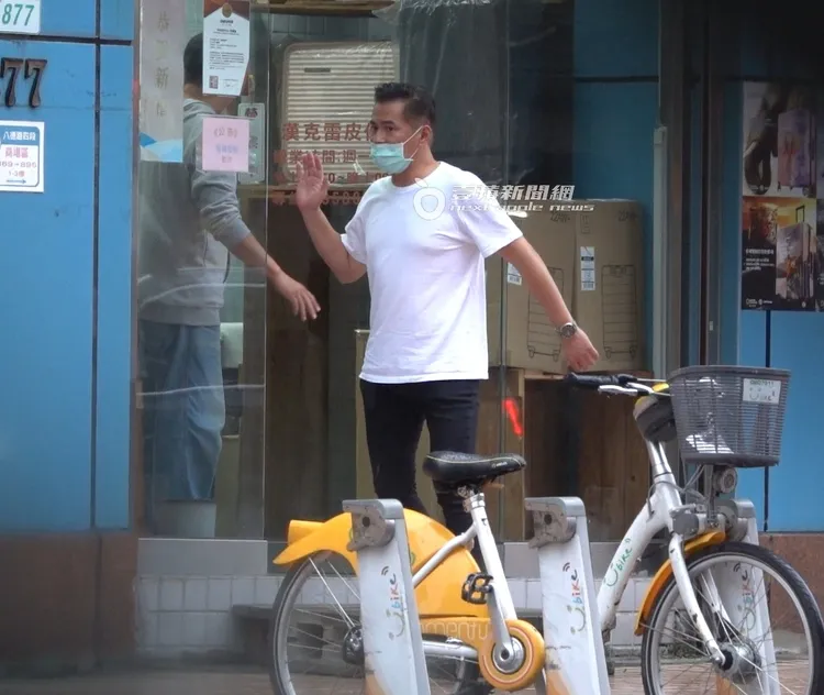 馬國賢步出行李箱維修店時，還不忘跟熱心的老闆揮手道別。特勤中心攝