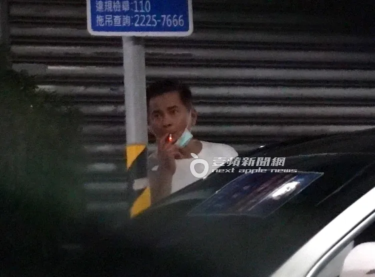 馬國賢等待餐點時，走到一旁點起香菸吞雲吐霧，享受短暫的放鬆時光。特勤中心攝
《壹蘋》提醒您，吸菸有害身體健康