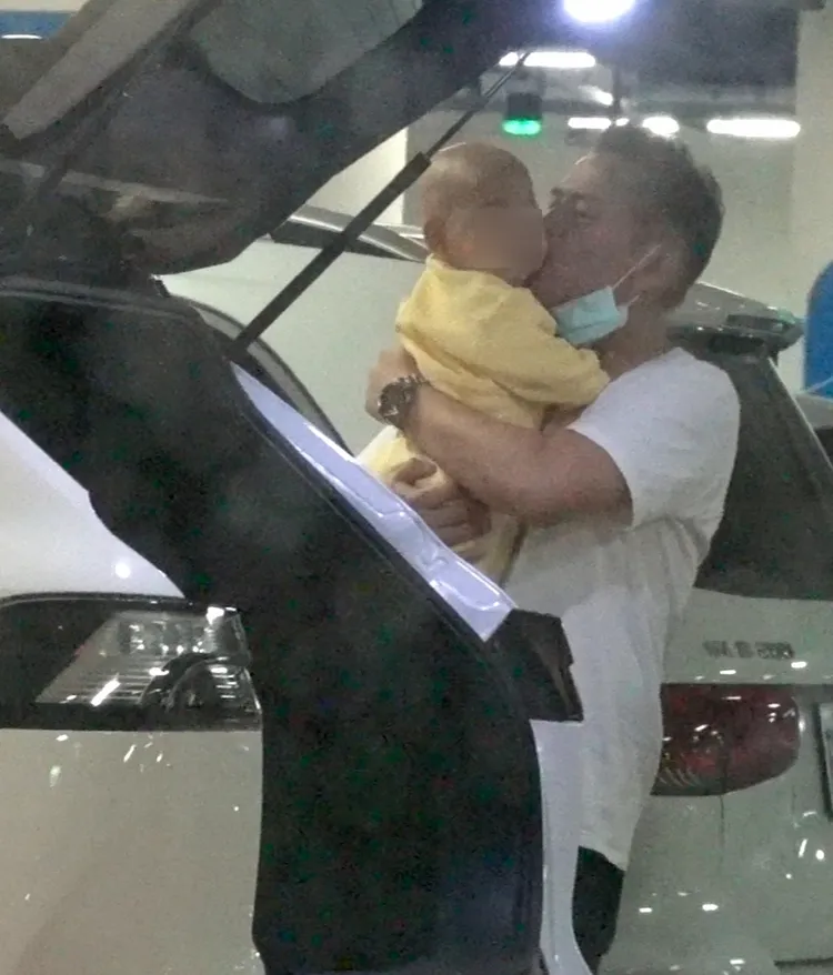 馬國賢將兒子抱上車前，忍不住往他臉上親下去，父愛滿滿。特勤中心攝