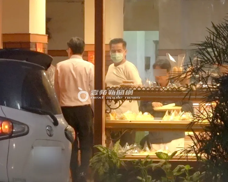 馬國賢載著妻小一路開回八里，途中下車買麵包。特勤中心攝