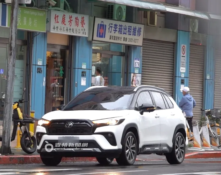 馬國賢將車違停在路邊，獨自下車至行李箱維修店辦事。特勤中心攝