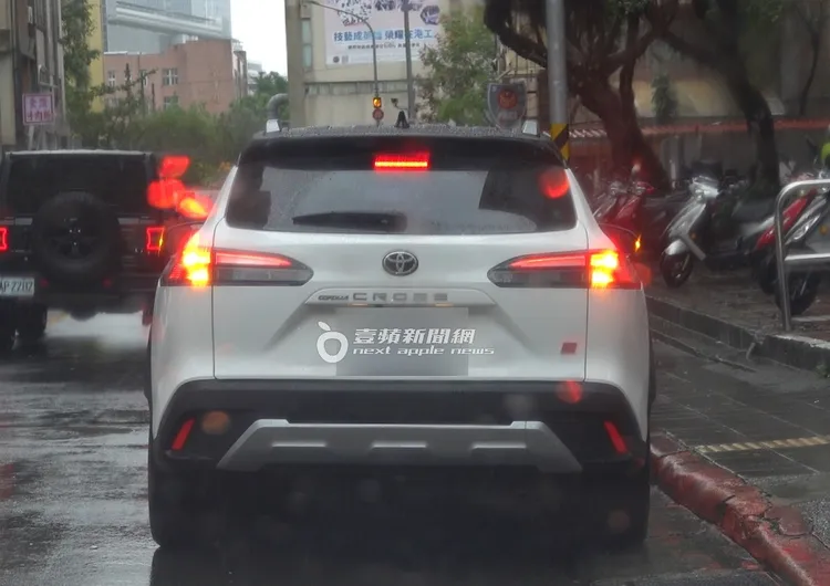 一家三口抵達醫院外，馬國賢將車違停在路邊紅線。特勤中心攝