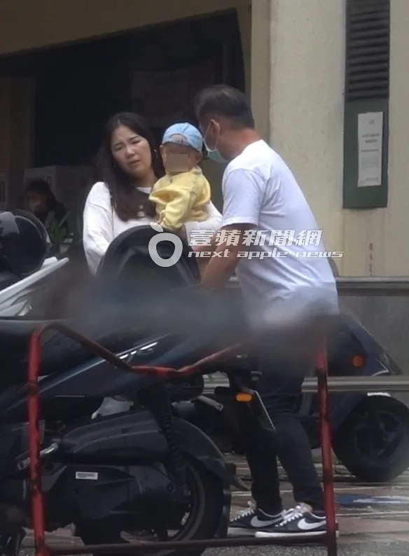 馬國賢看到老婆抱著小孩步出醫院，便快步上前幫忙。特勤中心攝