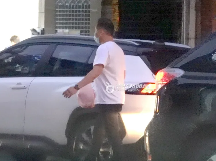 馬國賢提著一袋麵包準備上車。特勤中心攝