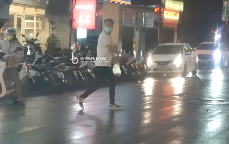 馬國賢提著晚餐，直接橫跨馬路未走斑馬線有點危險。特勤中心攝