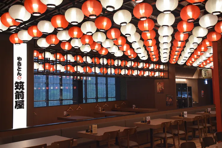 台灣信義旗艦店以600盞紅白燈籠打造出日式祭典氛圍。筑前屋提供