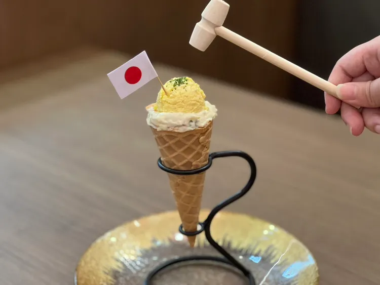 「咔滋洋芋甜筒沙拉」在台日對戰當天會插上日本國旗，並附上小槌子。筑前屋提供