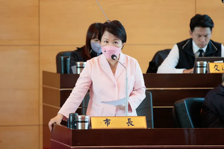 台中市長盧秀燕表示，中市府在六都中率先成立相關機制確保同仁申訴權益。市府提供
