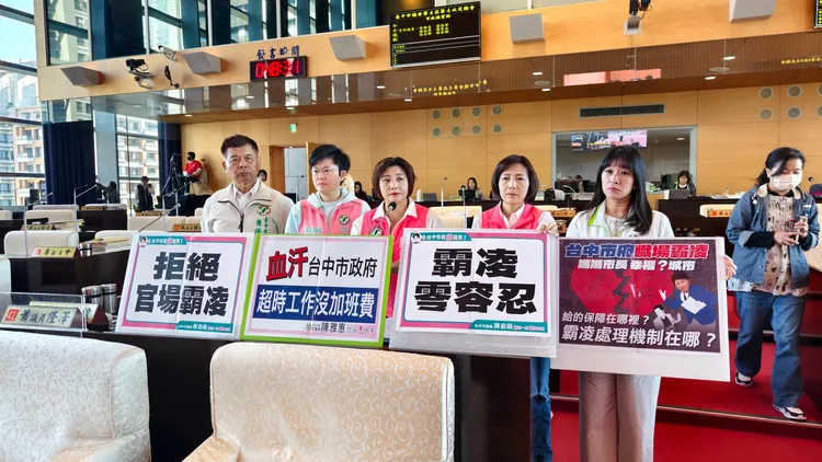 台中市議員陳雅惠等人對衛生局等工作環境提出質詢。陳雅惠提供