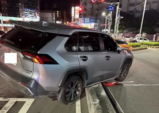 西瓜切太大?台中多元計程車違規右轉卡分隔島 冏冏的!運將:以為有缺口