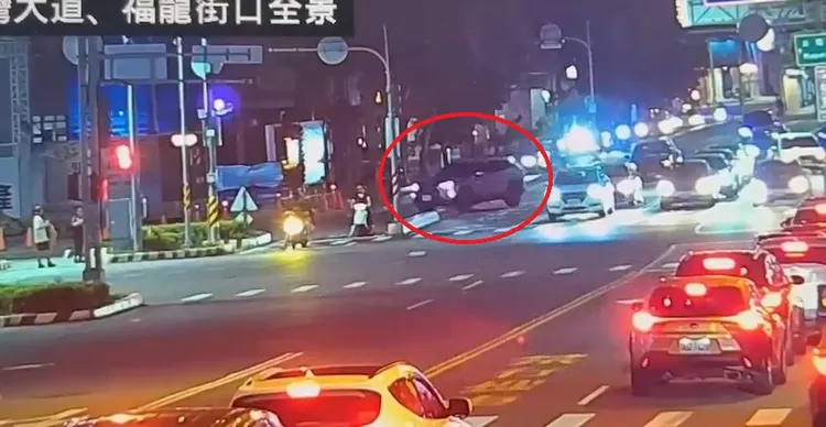 多元計程車違規右轉卡在分隔島上。民眾提供