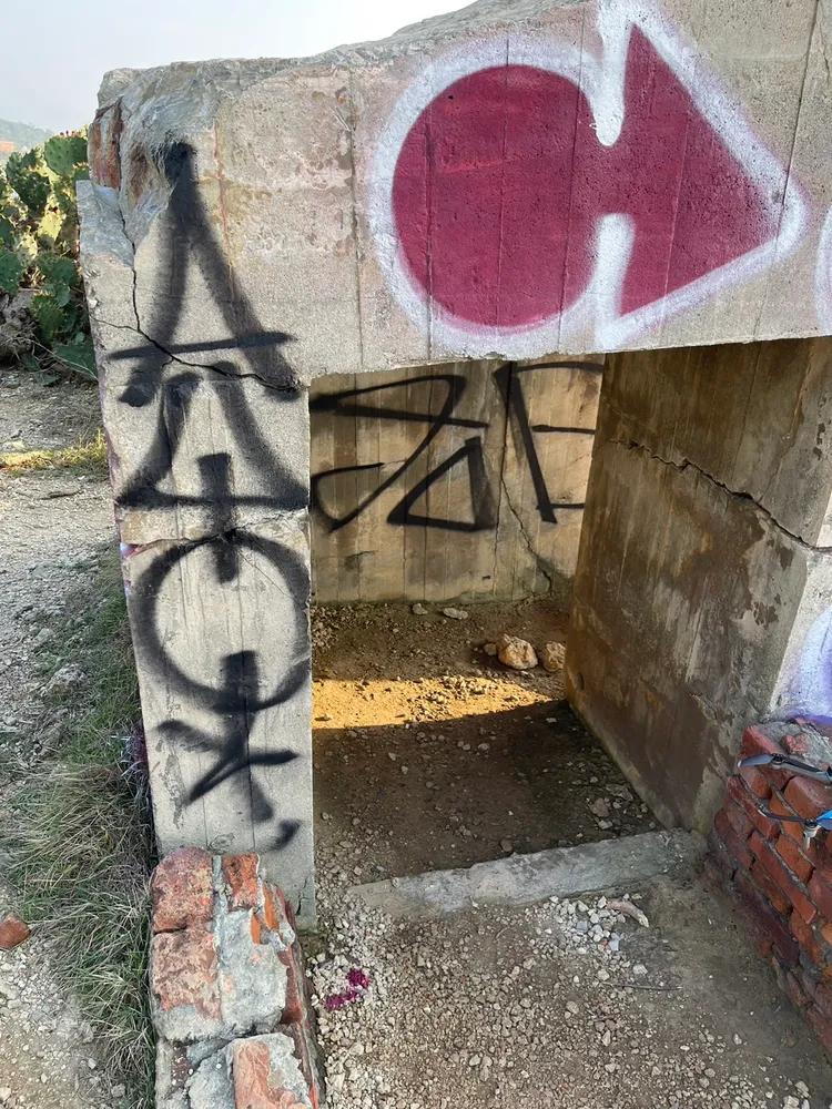 柴山海岸碉堡造人噴漆塗鴉破壞。楊吉壽提供