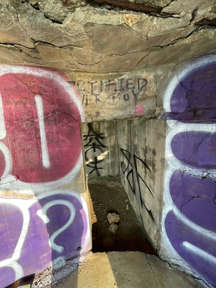 柴山海岸碉堡造人噴漆塗鴉破壞。楊吉壽提供