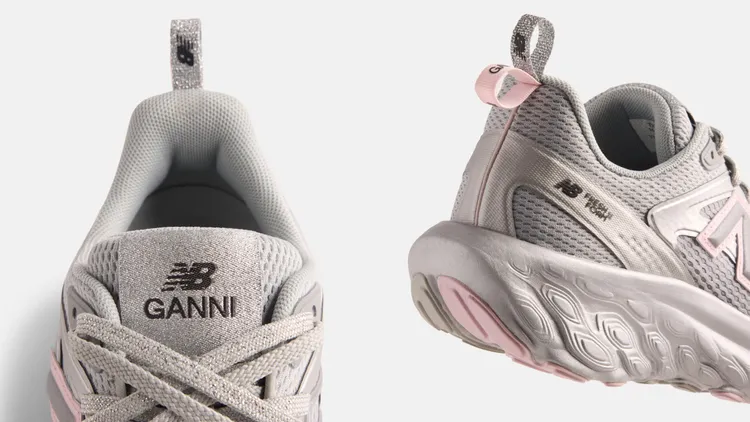 鞋款上能看到GANNI與New Balance的品牌標誌。品牌提供