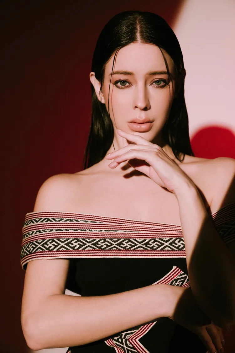 安妮聽賽夏族少年愛情故事津津有味。明新科大提供