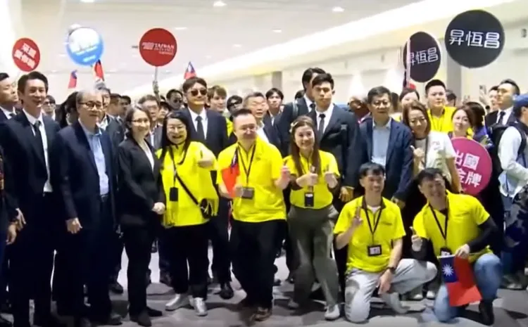 中華隊接機場面混亂，免稅店董事長帶隊亂入引眾怒。翻攝公視