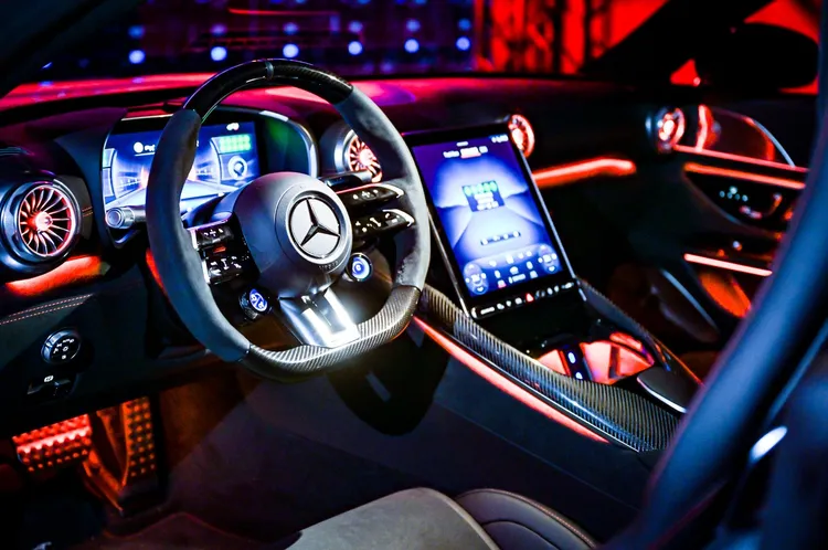 AMG平底方向盤以Nappa與MICROCUT面料包覆，絕佳手感增添運動駕馭氛圍。業者提供