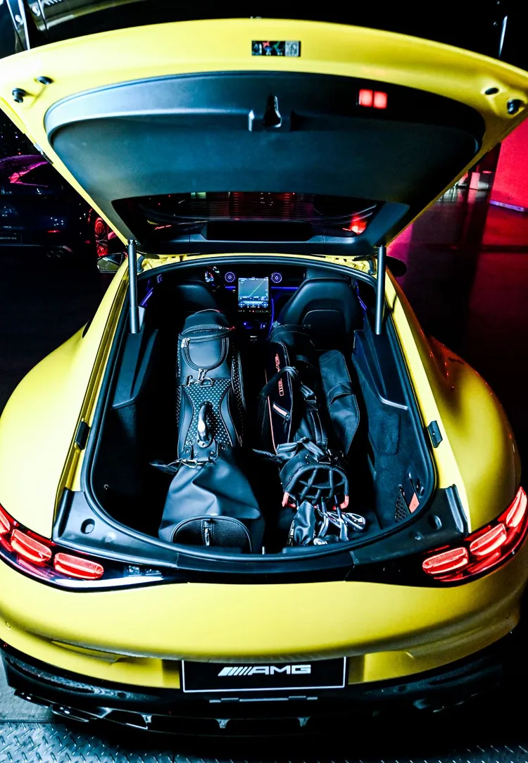 座艙提供充足空間與2+2座位選配，並可折疊後座椅背進一步擴展行李箱空間，提升日常實用性。業者提供