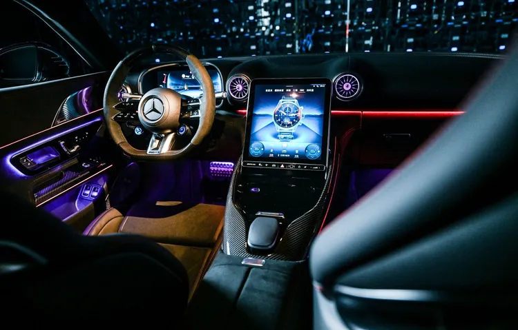 11.9吋多媒體觸控螢幕俱備MBUX資訊娛樂系統，提供豐富的AMG特定內容和專屬菜單項目。業者提供