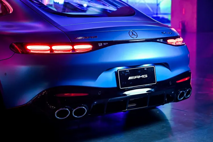 尾燈線條完美嵌入身形輪廓，並採用紅黑對比的設計，彰顯的高性能和豪華特質。業者提供