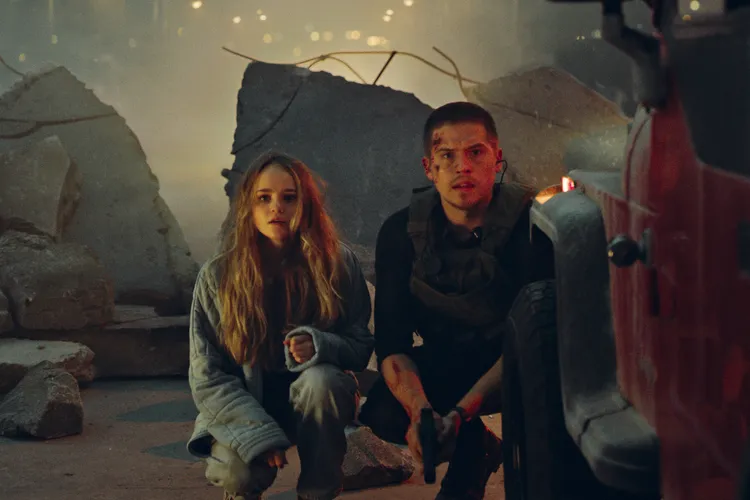 迪倫史普洛茲和梅根斯托得飾演兄妹。采昌提供