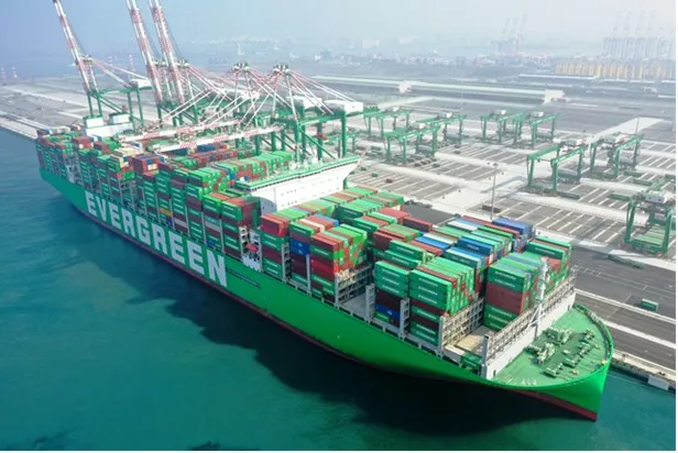 高雄港「第七貨櫃中心」，擁有5座深水碼頭，可同時靠泊4艘現今全球最大24000TEU（20呎標準貨櫃）船裝卸作業。港務公司提供