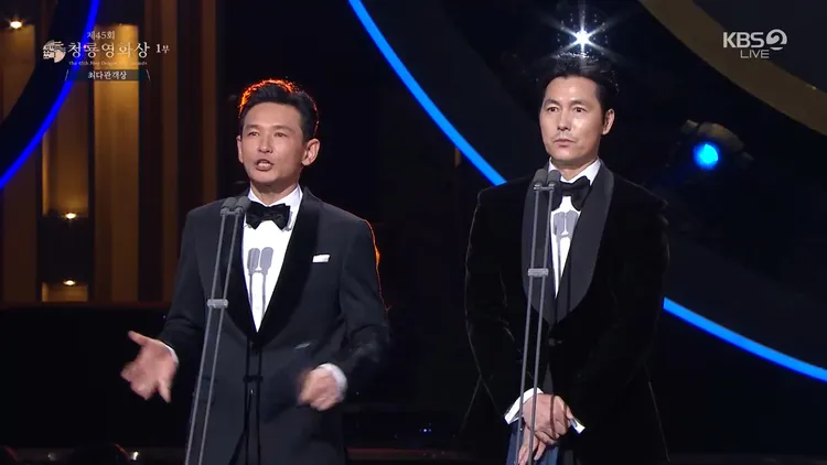 鄭雨盛（右）原本宣布不出席，突然現身與黃晸玟一起頒獎。翻攝YouTube