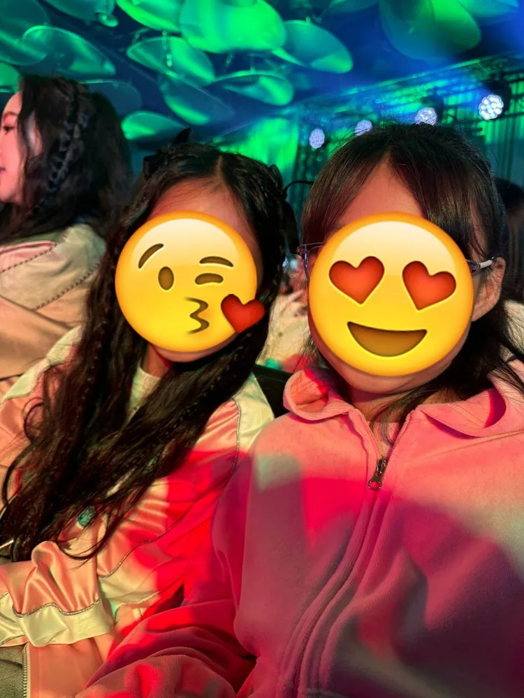 關穎女兒CC（左）和曾馨瑩女兒ＱＱ開心合影。讀者提供