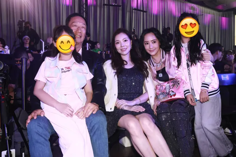 關穎（右二）帶著女兒CC前來觀摩舞蹈帶賽，與郭台銘、曾馨瑩、女兒QQ開心合影。彭欣偉攝影