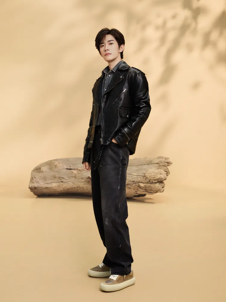 易烊千璽透過酷帥造型與小髒鞋碰撞出90年代復古美學。品牌提供