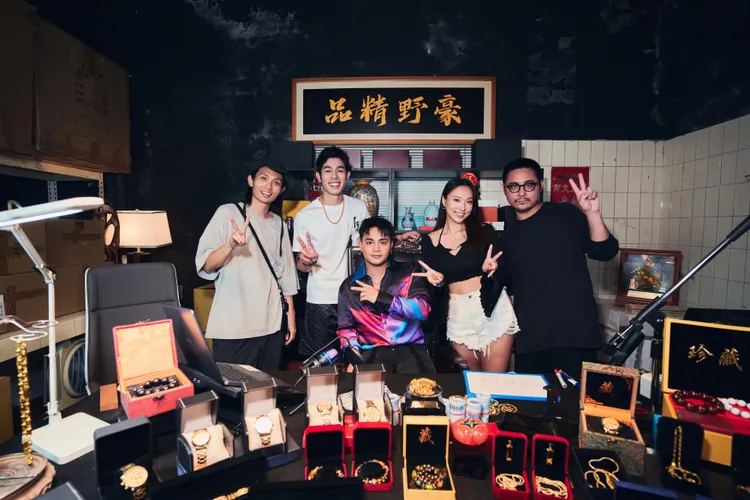 殷振豪導演（左起）、詹懷雲、邱軍、李雪、彭道森導演開心合影。索尼提供