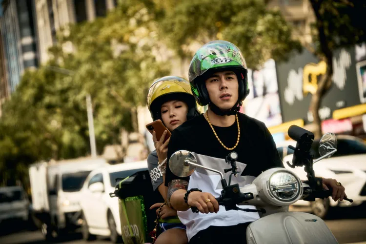 李雪（左起)詹懷雲助陣邱軍MV。索尼提供