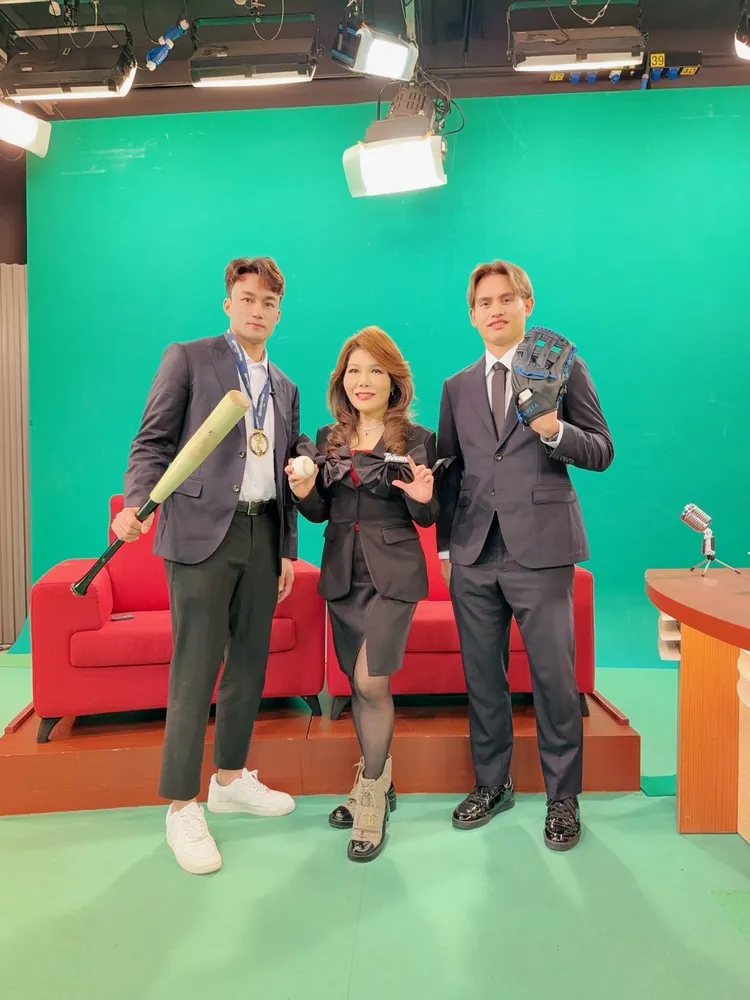 潘傑楷（左起）、張雅琴和張奕合影。張雅琴提供