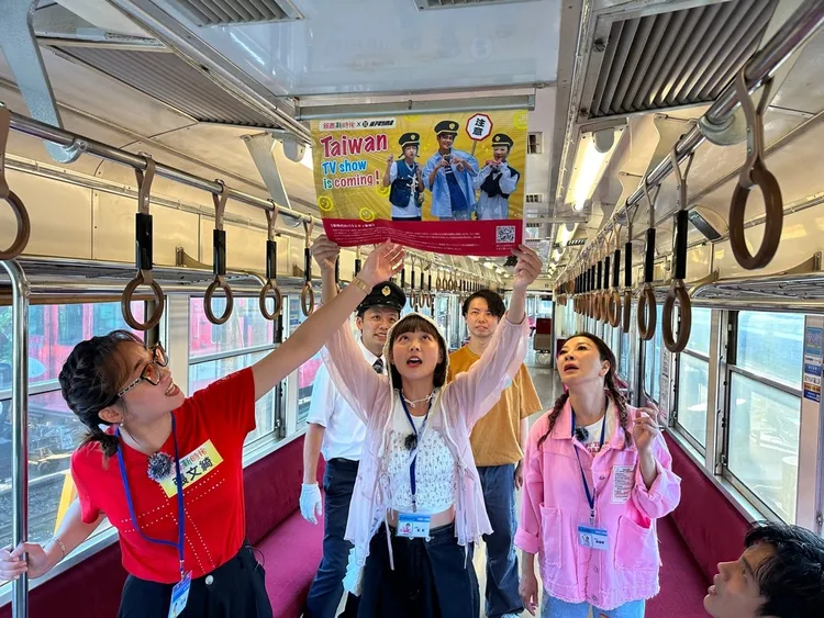 張文綺（左起）、列車長西上先生、籃籃、楊繡惠在電車上掛《綜藝新時代》的聯名海報。民視提供