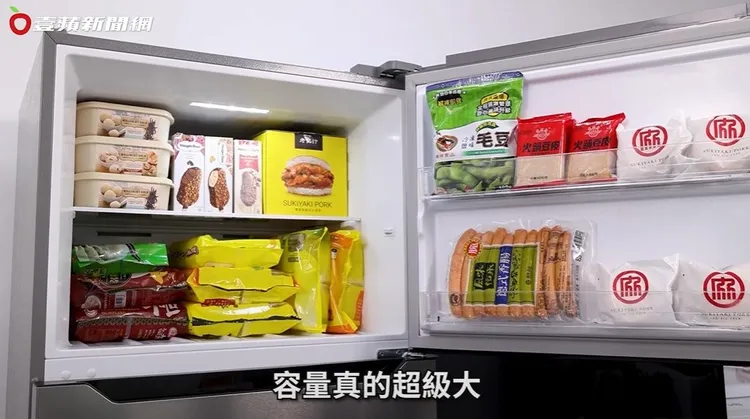 ▲冷凍庫也有照明裝置，再也不用黑漆漆的瞎翻食物啦！