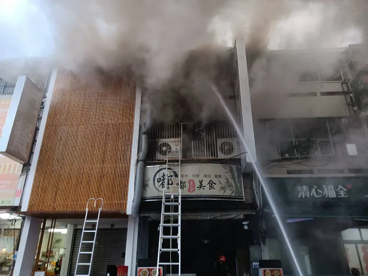 現場濃煙四竄，還波及鄰戶。民眾提供